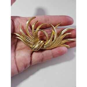 *Sale* Boucher vintage gold tone brooch